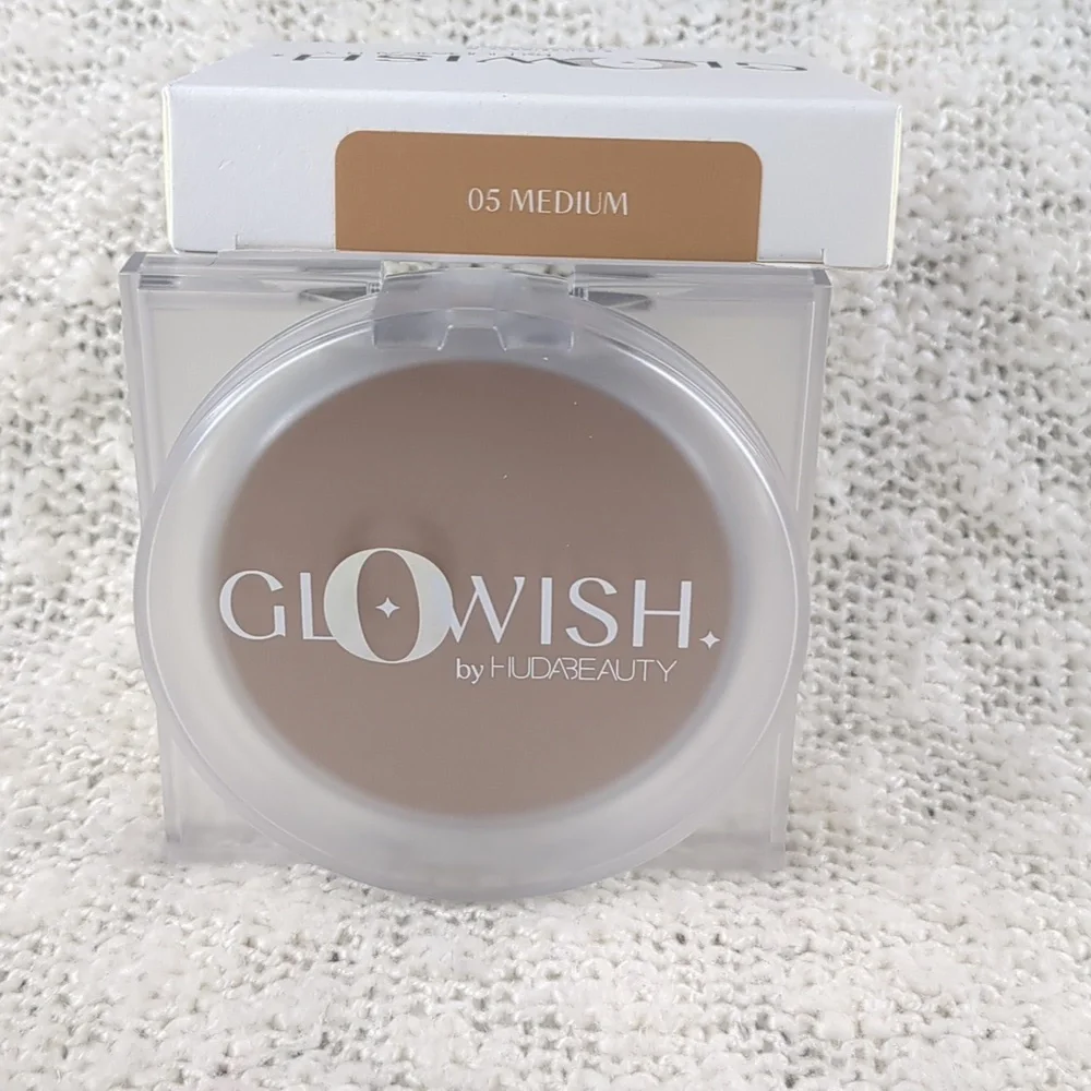 HUDA BEAUTY GloWish Luminous Pressed Powder in 05 MEDIUM, 10g/0.35oz